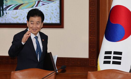 손인사 하는 정동영 장관