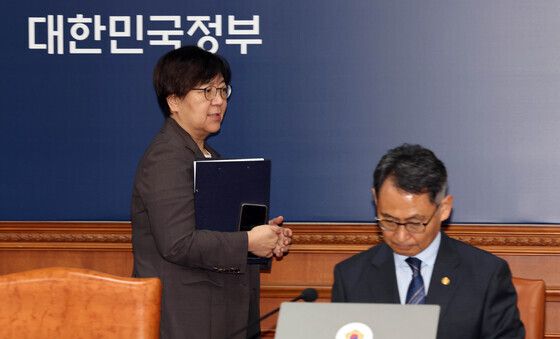 국무회의 참석하는 정은경 장관