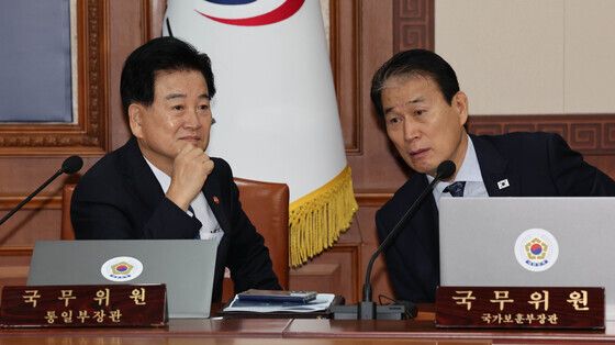 정동영·권오을 장관, 국무회의 대화