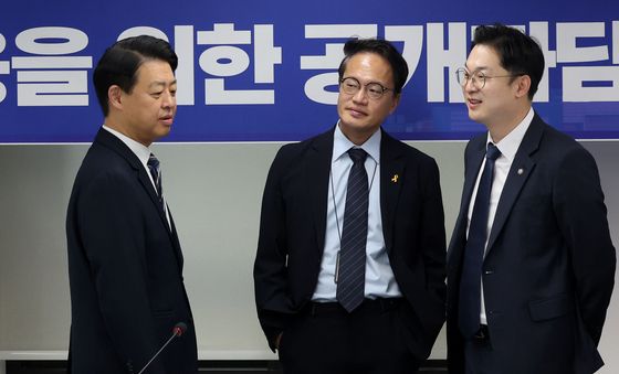 김영호·김동아 의원과 대화 나누는 박주민 서울시정감시특위원장