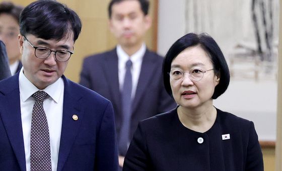 국무회의 참석하는 한성숙 국무총리