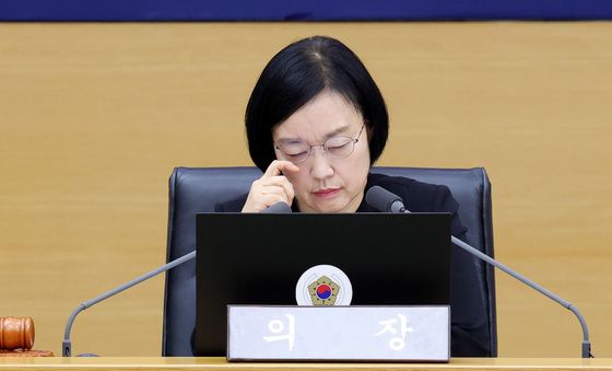 안경 고처 쓰는 한성숙 국무총리