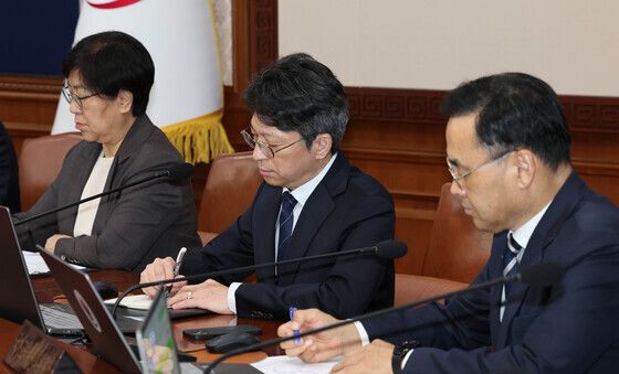 메모하는 홍지선 차관