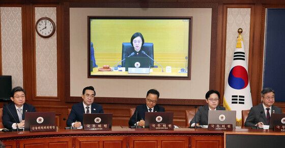 한 총리 발언 경청하는 국무위원들