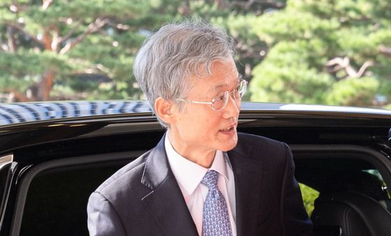 대법원 출근하는 조희대 대법원장
