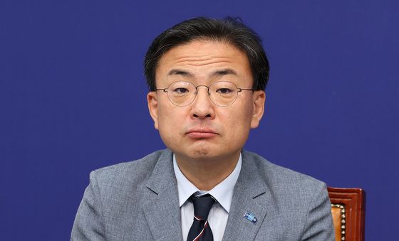 의원총회 참석한 신장식 조국혁신당 대표
