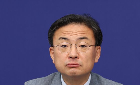 의원총회 참석한 신장식 조국혁신당 대표