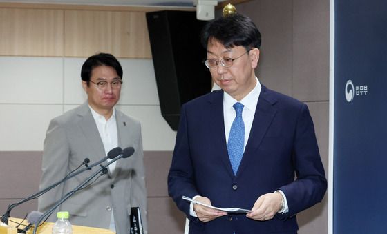 브리핑장 들어서는 이응철 검찰국장