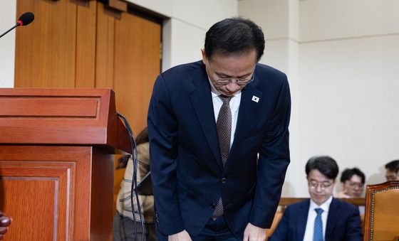 고개 숙여 인사하는 이형일 부총리 겸 재정경제부 장관