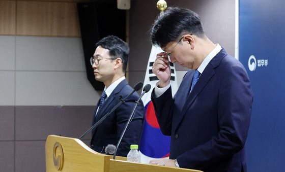 브리핑 전 안경 고쳐쓰는 이응철 국장