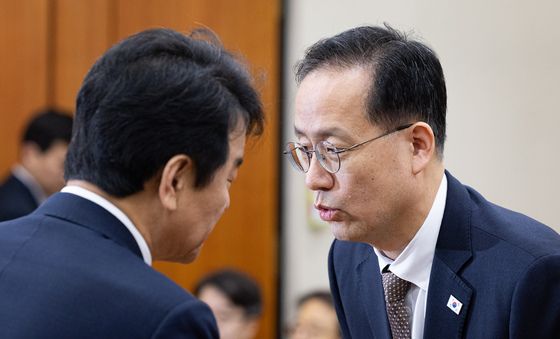 문진석 의원과 대화하는 이형일 부총리