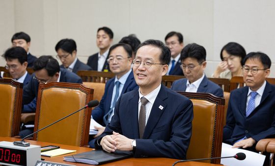 임명 축하 받는 이형일 부총리 '미소'