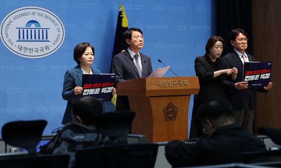 한동훈 특검법 발의 기자회견하는 조국혁신당
