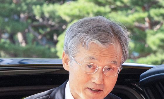 대법원 출근하는 조희대 대법원장