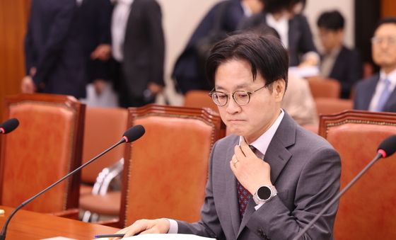 대미투자 사전보고 앞서 자료 살펴보는 김정관 장관