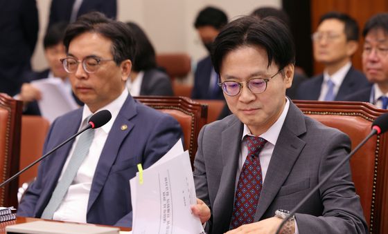 자료 살펴보는 김정관 장관