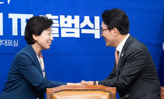 인사 나누는 김민석·남인순