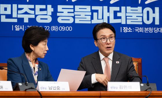 대화하는 김민석 대표와 남인순 동물과더불어TF 단장