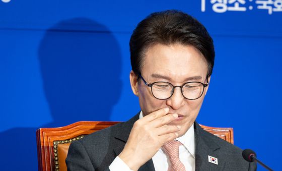 얼굴 매만지는 김민석 대표