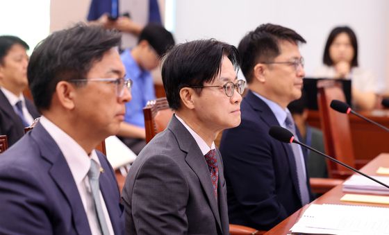 산자중기위 전체회의 참석한 김정관 장관
