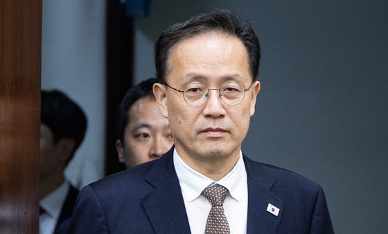 임명 재가 직후 국회 온 이형일 부총리