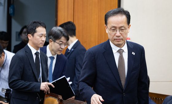 국회 재경위 출석하는 이형일 부총리 겸 재경부 장관