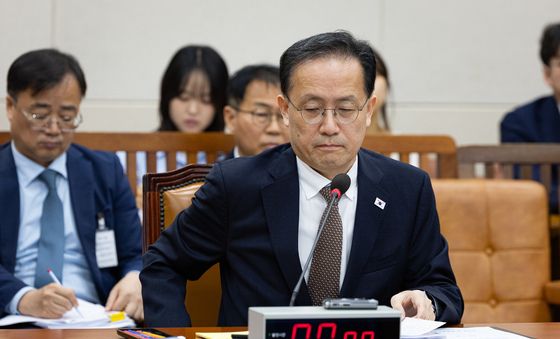 인사말 위해 일어서는 이형일 부총리