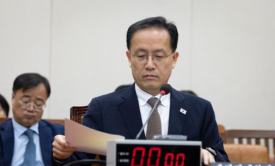 자료 검토하는 이형일 부총리