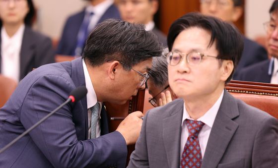 보고 앞두고 관계자와 대화 나누는 박정성 통상교섭본부장