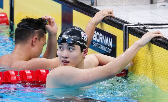 400m 계영 조2위로 예선 마무리한 황선우