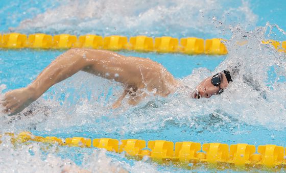 황선우, 400m 혼계영 예선 막판 스퍼트