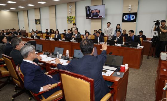 국회 과방위, 언쟁 벌이는 與·野