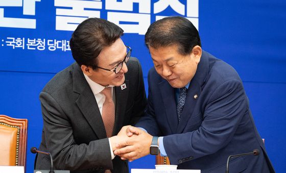 인사 나누는 김민석·김병주