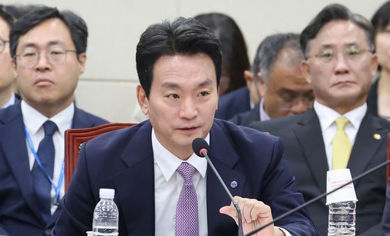 과방위원장 질의에 답하는 박정범 사장