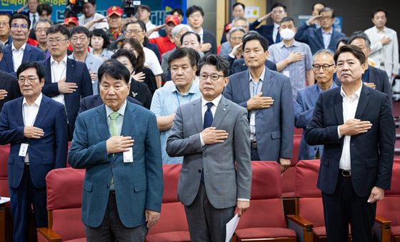 국민의례하는 진성준 국방위원장과 참석자들