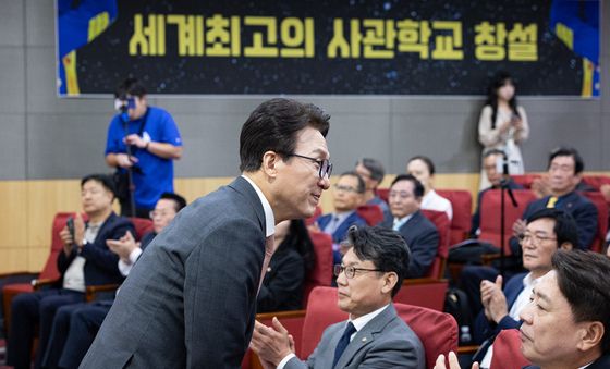 국군사관학교 창설 결의대회 찾아 인사하는 김민석 대표