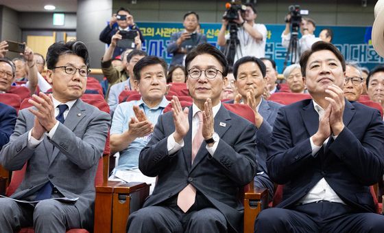 손뼉치는 김민석 민주당 대표