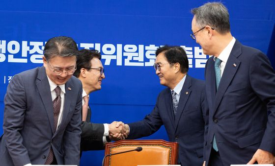 악수하는 김민석·우원식