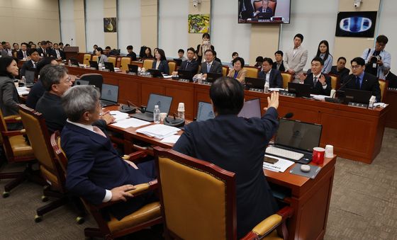 국회 과방위, 언쟁 벌이는 與·野
