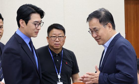 대화 나누는 과방위 與野 간사