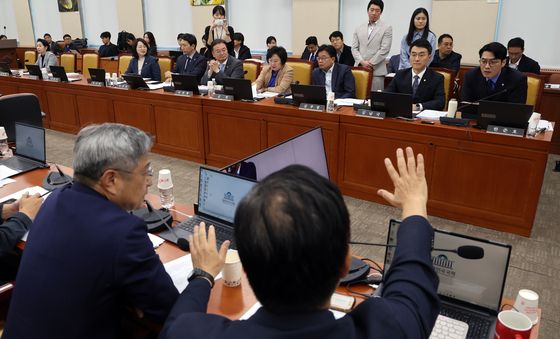 국회 과방위, 언쟁 벌이는 與·野