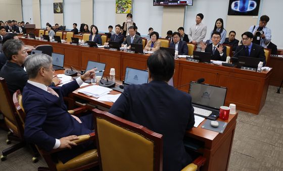 국회 과방위, 설전 벌이는 與野
