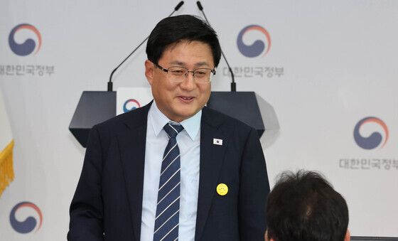 미소짓는 김성환 장관