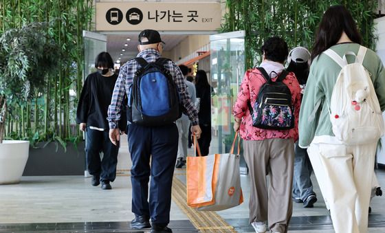 두 손 무겁게 자녀 집으로 향하는 역귀성객