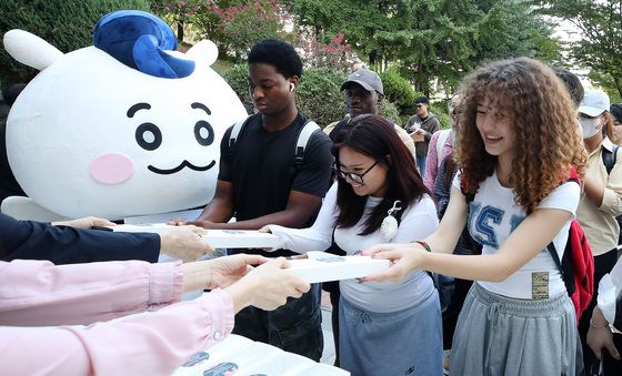 외국인 유학생 "우리도 송편 먹고 즐거운 추석"