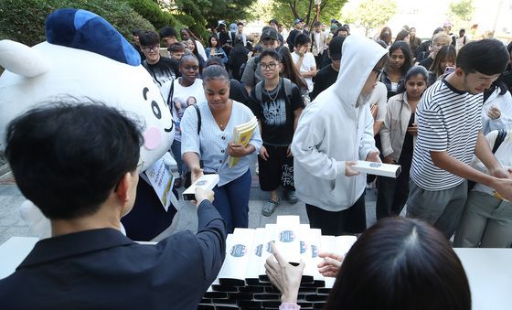 영남이공대, 외국인 유학생 추석맞이 떡 선물