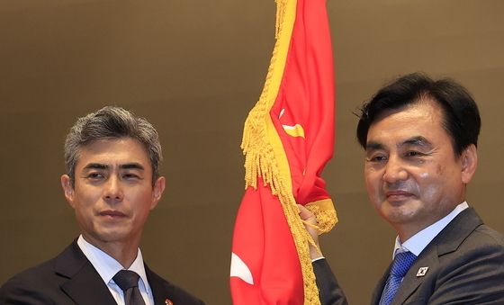 안규백 전 장관으로부터 국방부기 받는 강신철 신임 국방장관