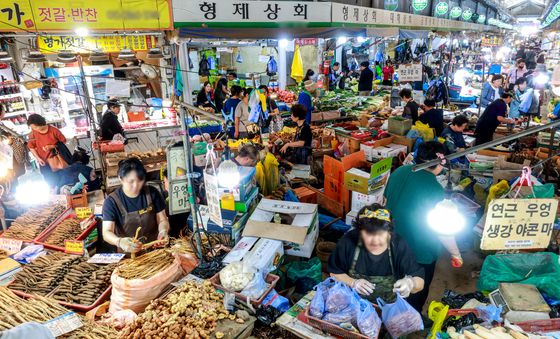 명절 앞두고 분주한 시장