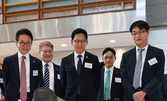 AI 다족보행로봇 시연 살피는 배경훈 부총리