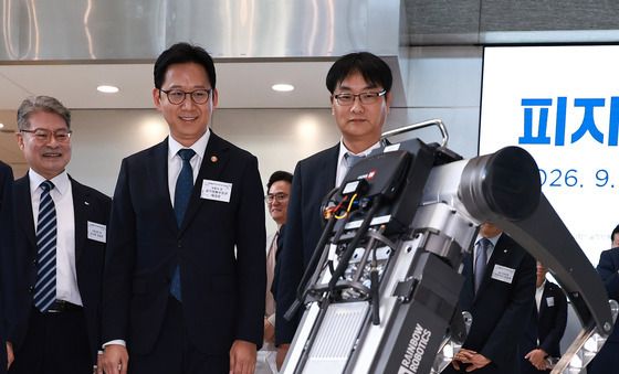AI 다족보행로봇 시연 살피는 배경훈 부총리